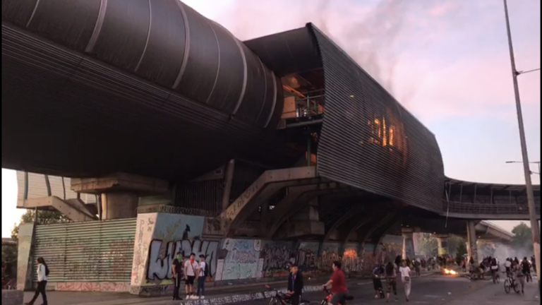 Serios incidentes en estación Protectora de la Infancia: fuego en su interior
