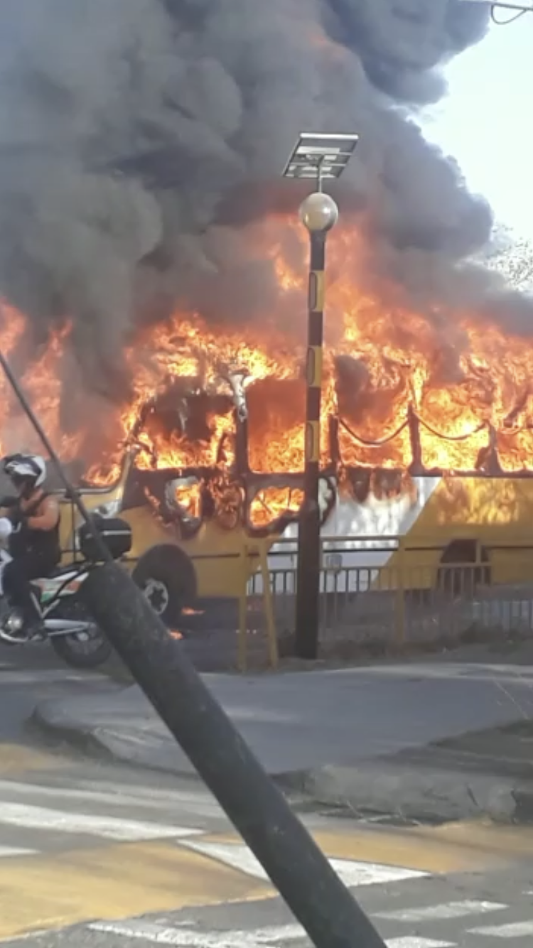 Bus del Transantiago se incendia en calle Santa Elena
