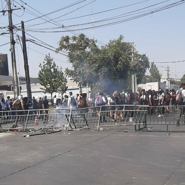 Estudiantes se manifiestan a esta hora en el centro de la comuna