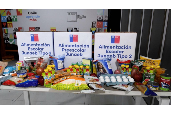 Se pasaron para miserables: Venden productos de la canasta Junaeb en la feria