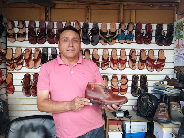 Juan Carlos de Diego, manteniendo la tradición del calzado artesanal en cuero Puente Alto al Día - Portal de Noticias