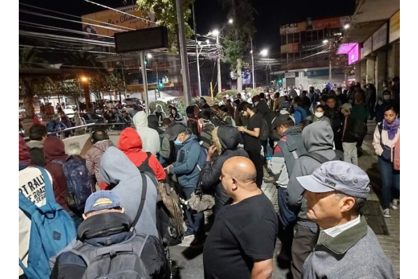 No hubo distanciamiento social: Aglomeración tras cambio de horario del Metro