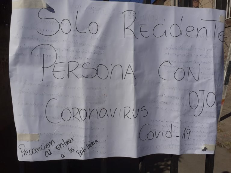 “Ojo, persona con Coronavirus”: Vecinos de Puente Alto pusieron cartel para que botillería no siga funcionando