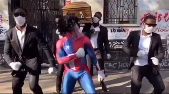 ¿Sin mascarilla? entonces al funeral del “sensual Spiderman” y los “africanos del ataúd”
