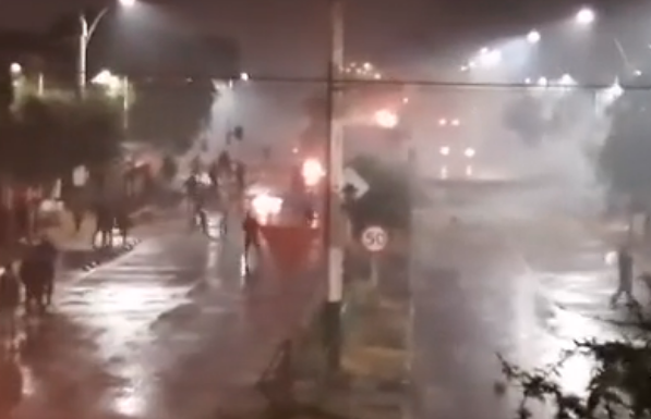 Carabineros y militares intervienen protesta en villa San Miguel durante el toque de queda