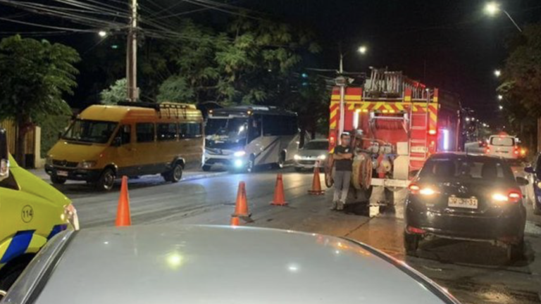 Hombre subió a torre de alta tensión en avenida México