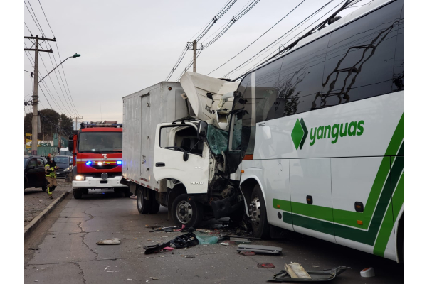 Violento choque frontal entre un bus y un camión en avenida Eyzaguirre
