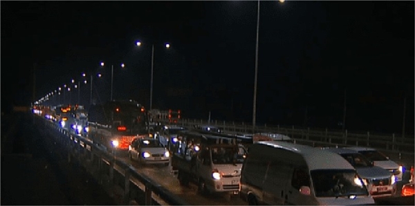 No entendieron: Automovilistas saturan autopistas para salir de Santiago