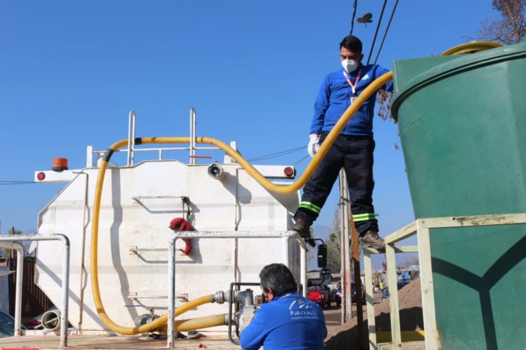 Entregan torres de agua potable en el Campamento El Peñoncito