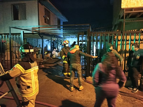 Incendio afectó a vivienda en villa Santa Catalina en Puente Alto