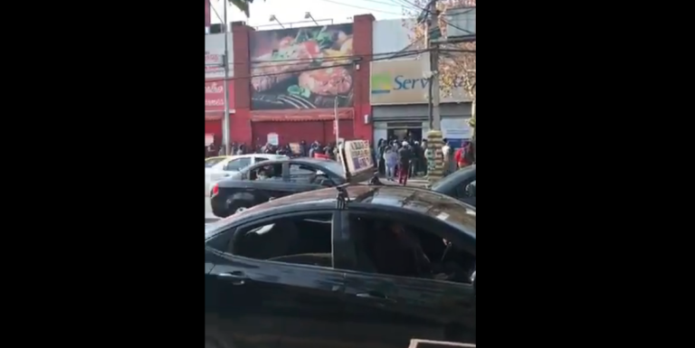 [Videos] Denuncian filas interminables y falta de control en el centro de Puente Alto