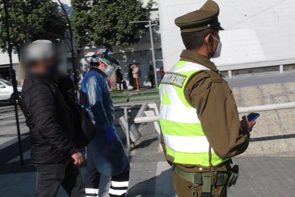 Sujeto de 26 años fue sorprendido con Covid positivo en Plaza de Armas de Puente Alto