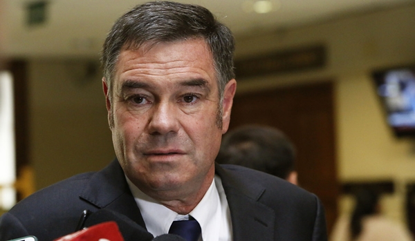 Senador Ossandón pide cambiar a Ministro de Salud por una ministra: “Karla Rubilar está pintada”