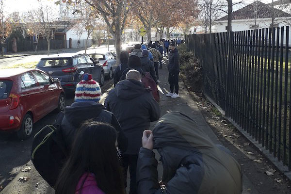 Vecinos reportan largas filas en Puente Alto y otras comunas para sacar permiso de circulación