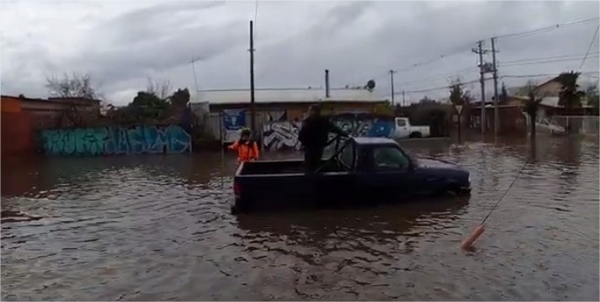 [Video] Ocupantes de camioneta quedaron atrapados en medio de anegamiento en Puente Alto