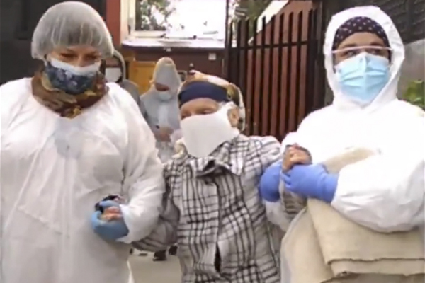 [Video] ¡Vencieron al Coronavirus!: 17 adultos mayores de Puente Alto fueron dados de alta