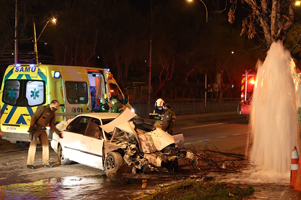 Violenta colisión de vehículo con grifo en avenida Camilo Henríquez