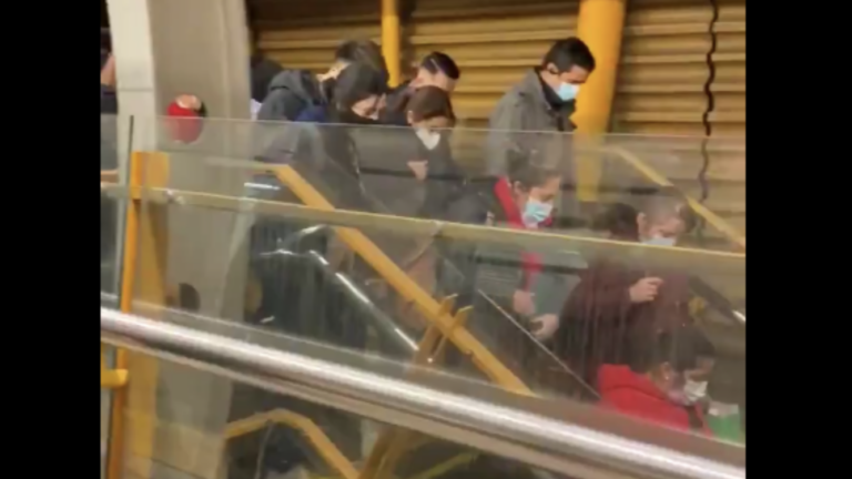 [Video] “Así estamos en Puente Alto”: Pasajera reporta escaso distanciamiento en el Metro