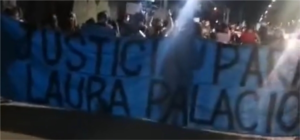 [Video] Marchan por Justicia para Laura Palacios: Ella salió a pasear su perro y apareció muerta en canal de Puente Alto