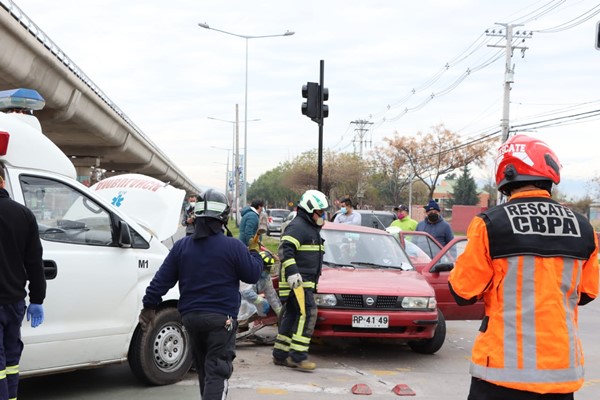 Cinco lesionados en choque de ambulancia y automóvil en Puente Alto