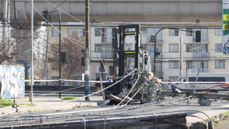 Arrasó con todo a su paso: Grúa horquilla derriba postes y genera corte de luz en Puente Alto