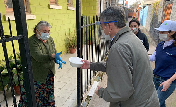 Durante dos meses: CMPC apoyará con más de 10 mil almuerzos a vecinos vulnerables y adultos mayores