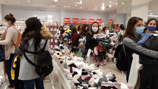 [Fotos] Clausuran tienda de ropa H&M en Vitacura por irregularidades en permisos