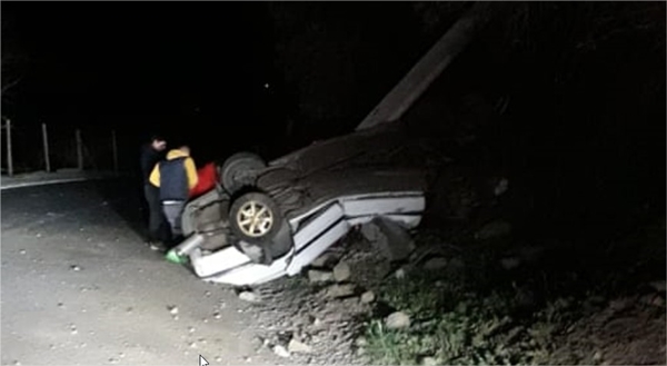 Vehículo Volcó y chocó poste en San José de Maipo: Dos lesionados graves