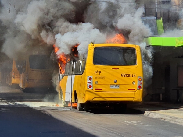 Bus en recorrido se quema en pleno centro de Puente Alto