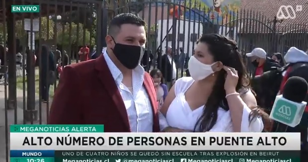 Con mascarillas pero no menos elegantes: Se casaron en el día en que Puente Alto pasó a Transición