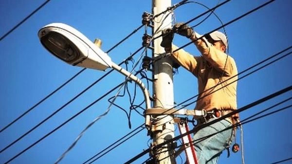 Usuarios reportan corte de luz en extensos sectores de la comuna