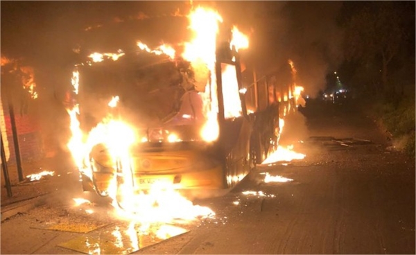 Violenta noche en Bajos de Mena: Desconocidos quemaron bus y carabinero fue alcanzado por disparo