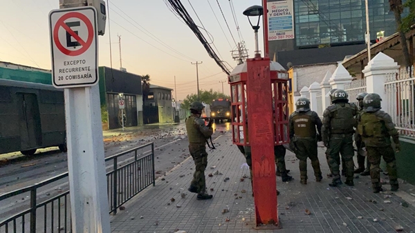 [Fotos][Video]Marcha en Puente Alto culminó en enfrentamientos entre manifestantes y carabineros