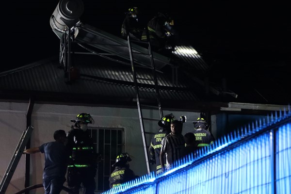 [Fotos] Uno ya fue declarado forestal: Incendios simultáneos movilizan a Bomberos de Puente Alto