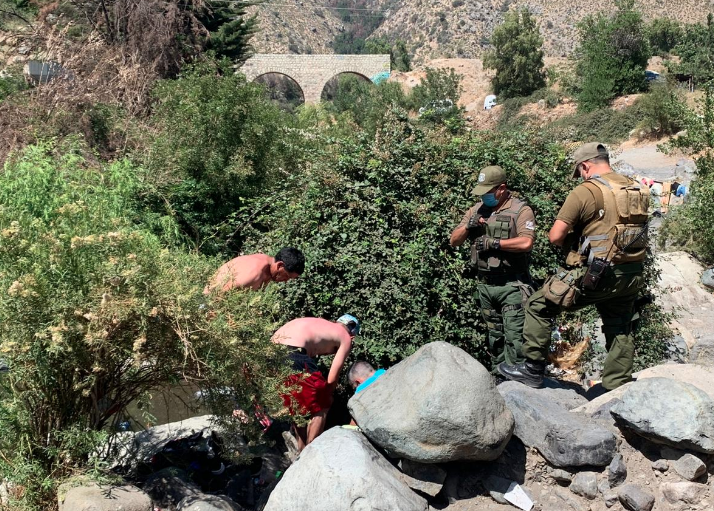 Paseo en cuarentena: Carabineros detiene a quienes acampan en el popular estero “El Manzano”