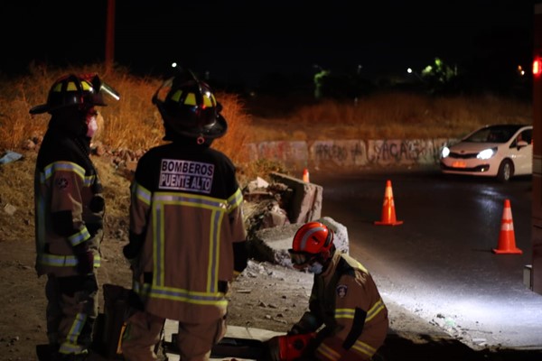 Bomberos realiza operativo de rescate de mujer en cerro de Puente Alto