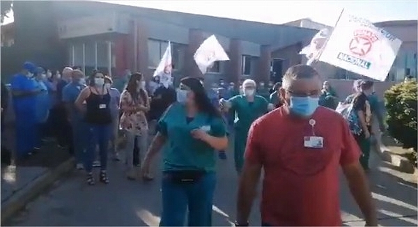 Familiares de fallecido Covid-19 agreden a funcionarios del Hospital El Pino