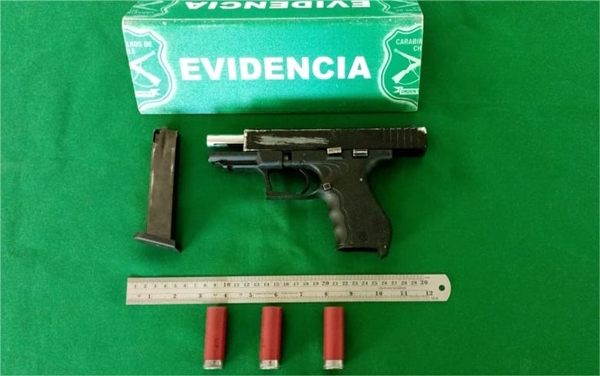 Persecución en Bajos de Mena culmina con dos detenidos y recuperación de armamento