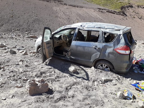 Paseo familiar termina en volcamiento en el Embalse El Yeso