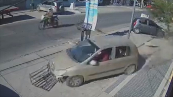 Persecución de auto robado terminó con delincuente baleado y cuatro detenidos en Puente Alto