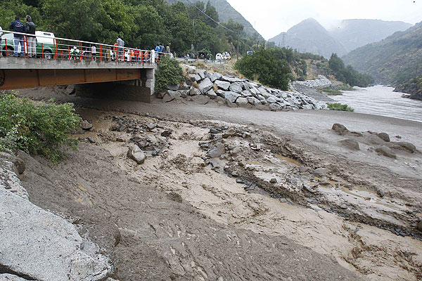 Alerta por lluvia: Autoridad pide no hacer  excursiones y paseos en el Cajón del Maipo