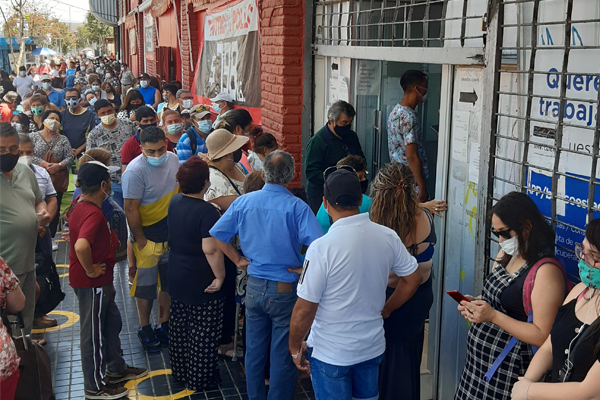 De express, nada: Quejas diarias de los puentealtinos por filas interminables en sucursal bancaria