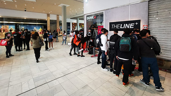 Locura total: Aglomeración y desorden en el Mall Plaza Vespucio por compra de zapatillas