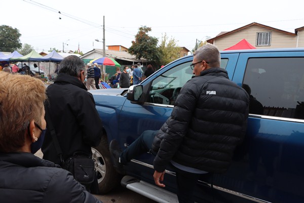 Delincuentes escapan con millonario botín tras “portonazo” a feriantes de Puente Alto