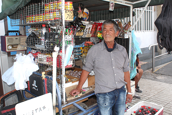 Víctor Espinoza, firme en pleno centro de Puente Alto