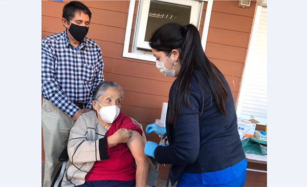 Tras cien días de encierro, mujer de 90 años es la primera vacunada en Puente Alto