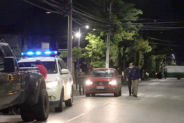 Detective de la PDI balea a dos delincuentes en Puente Alto: Uno de ellos en riesgo vital