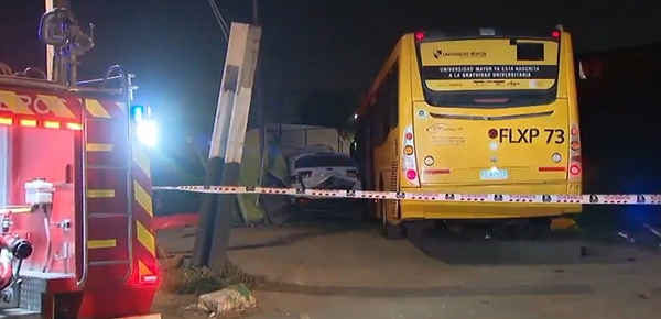 Dos muertos y un herido grave en violento accidente de bus y automóvil
