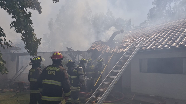 [Fotos]Bomberos trabaja en incendio que afecta a Hogar de Ancianos en Pirque