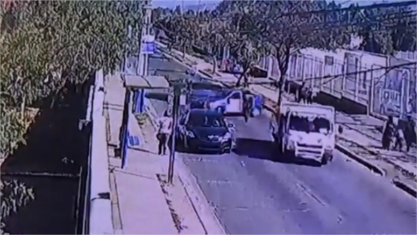 [Video] Delincuente lanzó auto a carabinero y a adulto mayor para escapar de fiscalización en Bajos de Mena